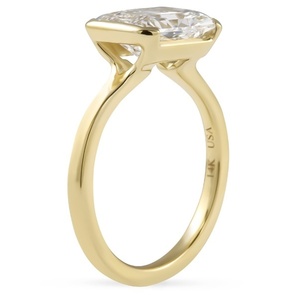 Anillo de compromiso moderno estilo oriental-occidental de 2.77 CT con corte radiante, banda lisa de oro amarillo macizo, engaste horizontal semibiselado. - Product Image 6