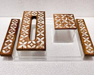 Ensemble de plateaux de service et de rangement en acrylique avec incrustations en bois et nacre, tendance 2026, avec boîte à mouchoirs, pour la maison, les fêtes et comme ensemble d'accessoires de bureau - Product Image 1