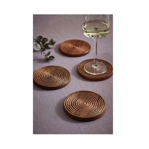 Posavasos de madera con diseño clásico y pulido para mesa en hogares y restaurantes. - Product Image 5