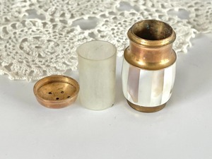 Juego de salero y pimentero de nácar y metal dorado, vajilla de lujo para decoración de mesa festiva durante ocasiones especiales - Product Image 4
