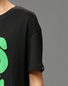 Camiseta Negra de Manga Corta con Cuello Redondo para Mujer Kiss Angel, Estampado de Letras Verdes, Corte Regular Informal, Algodón Jersey Ecológico - Product Image 5