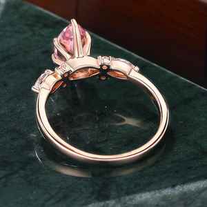 แหวนหมั้นประดับมอร์แกไนต์สีชมพูทรงมาร์คีส์ ชุดแหวนแต่งงานวินเทจประดับเพชรโมอิสซาไนต์ ทองคำสีกุหลาบ สำหรับผู้หญิง เครื่องประดับชั้นดี รับผลิตแบบ OEM ODM - Product Image 2