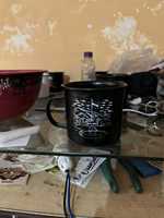 Taza Térmica de Metal Esmaltado Negro con Logotipo de Calavera, Diseño Impreso de Estilo Lujoso, para Camping, con Asa, para Regalo al Aire Libre