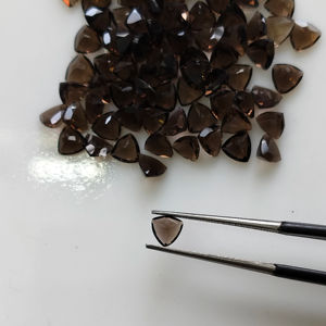 Cuarzo Ahumado Natural de 5MM, Corte Trillón, Gema Suelta de la Mejor Calidad para Joyería, Gemas Red Mountain, Modelo R4SMQTRLCT5 - Product Image 3