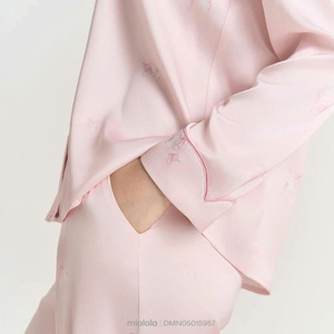 Conjuntos de ropa de estar para mujer personalizados - OEM Clásico / Pijamas / Ropa de descanso con etiqueta entallada / Cuello vuelto de satén regular - Product Image 4