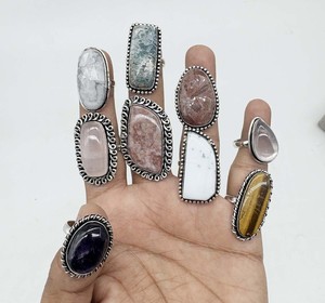 Vente en gros de bagues en laiton plaqué argent avec sertissage clos de pierres précieuses naturelles assorties, bijoux de mode de créateur OEM ODM - Product Image 1