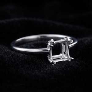 Anillo de Plata de Ley 925 con Montura Cuadrada Catedral de 8mm, Anillo Semimontado de 4 Puntas con Engaste Pregrabado para Piedra Preciosa - Product Image 1