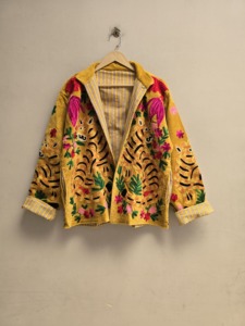 เสื้อแจ็คเก็ตกำมะหยี่สีเหลืองทองทำมือสำหรับผู้หญิง ลายปักเสือและพฤกษศาสตร์ สไตล์ชาติพันธุ์โบฮีเมียน เสื้อคลุมตัวนอก ขายส่ง ผู้ส่งออก B2 - Product Image 1