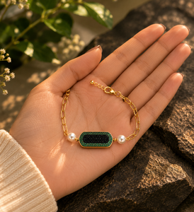 Pulsera de Lujo con Dijes Rectangulares de Circonia Negra y Verde |   Pulsera de Perlas con Cadena de Clip Chapada en Oro de 18k para Mujer, Venta al Por Mayor - Product Image 1