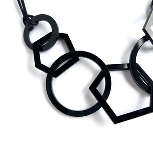 Collar Geométrico de Resina Acrílica Negra, Joyería Moderna Unisex - Product Image 2