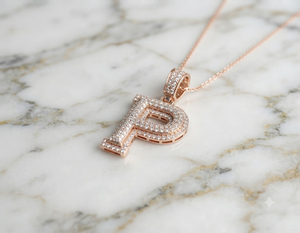 Collier tendance en or rose massif 10 carats avec pendentif lettre initiale personnalisée A-Z sertie de moissanite, cadeau idéal - Product Image 3