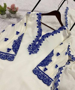 ชุดปักลายมูล ชานเดรี พร้อมกางเกงปาลาซโซ่และผ้าคลุมไหล่ สไตล์งานรื่นเริง ราคาขายส่ง เสื้อผ้าชาติพันธุ์ สีขาว - Product Image 4