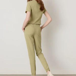Blusa de Trabajo para Mujer, Cuello en V, Color Verde Oliva, 100% Algodón, Uniforme de Hospital para Personal Médico - Product Image 3