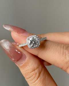 Bague de fiançailles Cushion Lab Grown Diamond Halo |   Bague personnalisée en or 14 carats ou en argent, certifiée IGI - Product Image 1