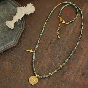 สร้อยคอโบโฮแบบหลายชั้นประดับด้วยหินสีเขียว ลูกปัดทองรูปกางเขน ลูกปัดสีฟ้าคราม และเหรียญวินเทจ - Product Image 4