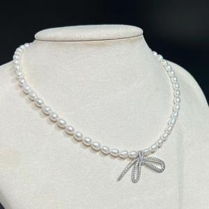 สร้อยคอมุกน้ำจืดทรงข้าว คุณภาพสูง ขนาด 5-6 มม. เรียบเนียน สะอาด พร้อมจี้โบว์ประดับกระดูกไหปลาร้า  เครื่องประดับแฟชั่น - Product Image 1