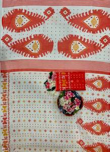 ผ้าส่าหรีสีขาวสำหรับผู้หญิง ทำจากผ้าวิสโคส ลายวาดมือ ยาวเต็มตัว ขอบสีแดง ดีไซน์พื้นเมืองแบบดั้งเดิม |   เสื้อผ้าสำหรับงานเทศกาลแบบยังไม่เย็บติดกัน - Product Image 6