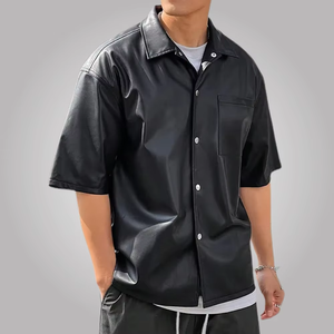 เสื้อเชิ้ตหนังเทียมแขนสั้นสีดำสำหรับผู้ชาย ปกพับได้ สไตล์ลำลอง สตรีทแฟชั่น สีพื้น ใส่ได้ในฤดูร้อน - Product Image 1
