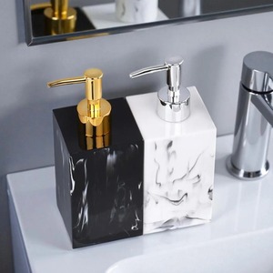 Pompe à lotion élégante en marbre noir et blanc, idéale pour les distributeurs de salle de bain des chambres d'hôtel et les supports de savon pour lavabo de restaurant - Product Image 1