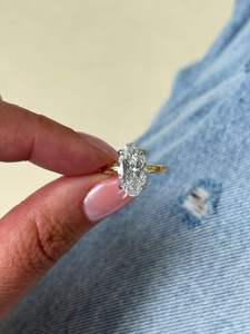 Anillo de Compromiso Solitario de Corte Ovalado Alargado en Oro Amarillo Sólido de 14K para Mujer, Anillo Fino Minimalista con Diamante de Laboratorio - Product Image 3