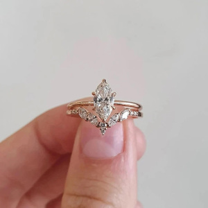 แหวนแต่งงานแบบมินิมอล ดีไซน์โค้ง ทำจากเงินสเตอร์ลิง ประดับด้วยมอสซาไนต์ทรงมาร์ควิส ตัวเรือนแบบ Prong Setting สำหรับงานแต่งงานหรือวันครบรอบแต่งงาน - Product Image 1