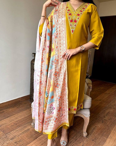 Ensembles Kurti droit en viscose Chanderi couleur moutarde très demandés pour femmes, avec pantalon et dupatta en soie imprimée - Product Image 3