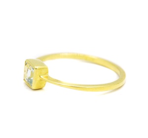 Bague minimaliste en argent sterling 925 plaqué or jaune avec aquamarine naturelle sertie clos, collection Memoria Jewels, vente en gros - Product Image 2
