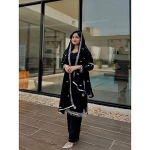 เสื้อท่อนบนปักลาย Georgette สีดำ - Product Image 1