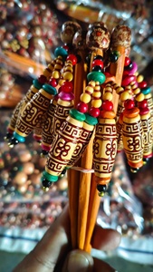 Palillo para el Cabello de Madera Ligero y Ecológico Hecho a Mano con Cuentas, Flores, Borlas y Conchas |   Accesorios para el Cabello con Pasadores Étnicos para Mujer - Product Image 2