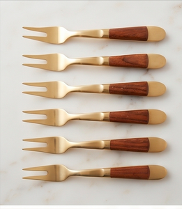 Ensemble de fourchettes à steak en laiton avec manches en bois, design minimaliste, compatibles lave-vaisselle, pour les tables de mariage - Product Image 1