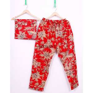 Conjunto de Pijama Floral Elegante y Modesto para Mujer, 100% Algodón Ecológico, Cómodo y Suave, con Pantalones y Camisa de Patrón Sólido - Product Image 4