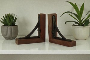 Porte-livres modernes en métal, style traditionnel, pour une décoration intérieure contemporaine, offrant un support fonctionnel pour les livres et un attrait visuel épuré - Product Image 2