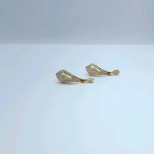 Boucles d'oreilles pendantes élégantes en or 22 carats avec pierres de cristal pour femmes, à porter au quotidien et pour les soirées - Product Image 1