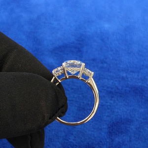 Anillo de compromiso y boda de 3 piedras con diamante cultivado en laboratorio de 6.50 CT, corte Ashoka, VVS, certificado IGI, chapado en oro de 14 quilates y plata, engaste de garras. - Product Image 4