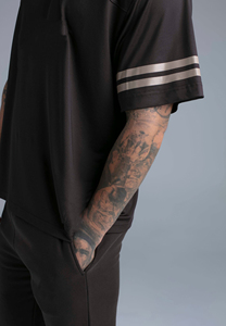 เสื้อยืดออกกำลังกายผู้ชายแบบรัดรูป แห้งเร็ว ระบายอากาศดี เหมาะสำหรับวิ่ง ฟิตเนส ทรงสั้น คอวี ใส่สบายในฤดูร้อน - Product Image 2