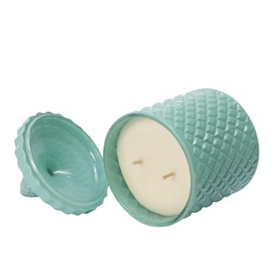 Vela aromática de soja en frasco de vidrio texturizado de diseño de lujo con tapa, portavelas decorativo de vidrio con relieve, se ofrece personalización. - Product Image 4