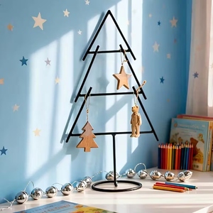 Sculpture d'arbre de Noël en métal noir de qualité supérieure, avec un design minimaliste moderne en fil métallique, idéale pour la décoration des fêtes - Product Image 2