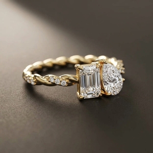 Bague de fiançailles en or jaune 18 carats avec deux pierres, taille émeraude et taille poire, motif Toi et Moi, avec accent de diamants sur l'alliance torsadée - Product Image 3