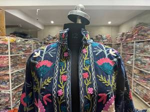 Chaqueta de terciopelo bordada a mano para mujer, cuello mandarín, manga larga, estampado floral, estilo Prairie Chic, ropa de otoño, regalo para ella - Product Image 4