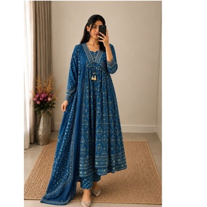 Ensemble de robe Anarkali Mul Chanderi de qualité supérieure pour femmes, avec de magnifiques broderies dorées et un bas assorti. - Product Image 1