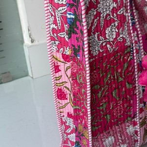 Sac fourre-tout en coton matelassé, imprimé à la main, motif floral bohème, durable, pour femmes - Idéal pour la plage, les voyages et les cadeaux, cadeaux de Noël, mariage - Product Image 2