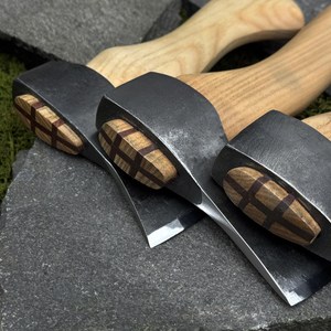 Hacha de tallado forjada a mano, hojas de acero al carbono, mangos de fresno, fundas de cuero - Product Image 1