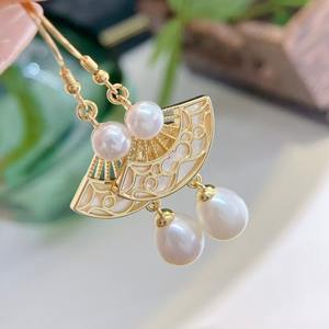 Pendientes Colgantes de Estilo Chino Retro Populares de Otoño, Conjunto de Joyería con Colgante de Concha, Abanico Hueco, Concha de Madre, Tentación - Product Image 3