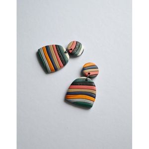 Boucles d'oreilles en résine élégantes, finition brillante, design moderne, accessoires de mode durables et luxueux, conçus par des artisans expérimentés, cristal tendance - Product Image 2