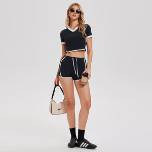 Ensemble de sport pour femme OEM : T-shirt ajusté col en V et short Dolphin à bordure contrastante, séchage rapide, idéal pour le fitness - Product Image 3