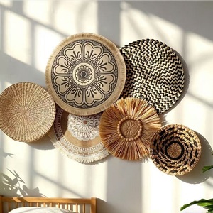 Décoration murale rustique bohème en rotin et paille Hemasa Fashions, ornement suspendu tissé à la main en fibres naturelles, motif floral - Product Image 1