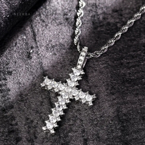Colgante de Cruz Redonda con Piedras Agrupadas - Colgante de Cruz Artesanal en Plata de Ley, Colgante de Moissanita Hecho a Mano con Diseño de Fe - Product Image 4