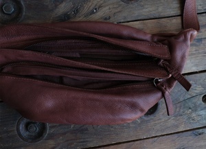 Sac de poitrine antivol élégant et moderne en cuir véritable, imperméable, grande capacité, personnalisable OEM, sac de voyage grande taille - Product Image 3
