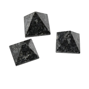 Pyramide en cristal de larvikite, pierre précieuse, générateur d'énergie positive, méditation, écologique, fait main, décoration intérieure, métaphysique - Product Image 1