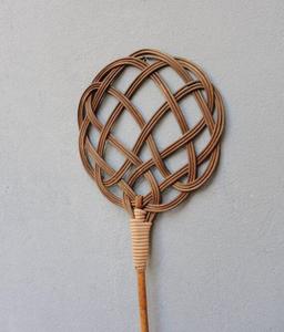 EL MÁS VENDIDO: Escobilla de mimbre artesanal para alfombras, duradera y natural, paleta de ratán para limpieza de polvo de colchones, venta al por mayor - Product Image 1